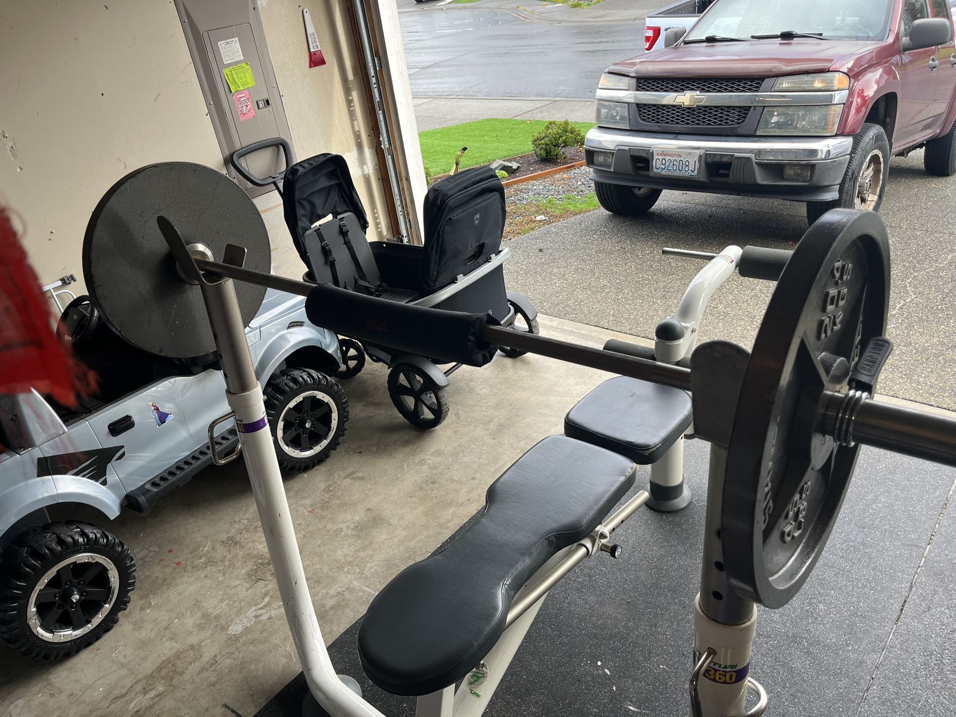 Bench Press With Leg Lift 