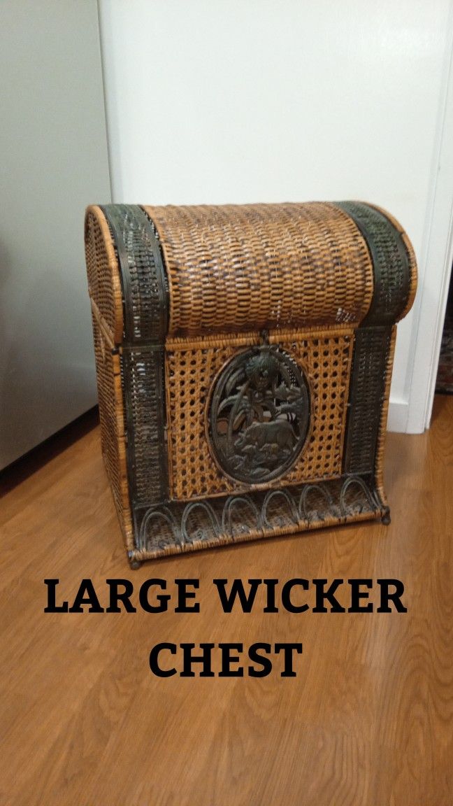 LARGE WICKER / WROUGHT IRON CHEST TRUNK • LIKE NEW