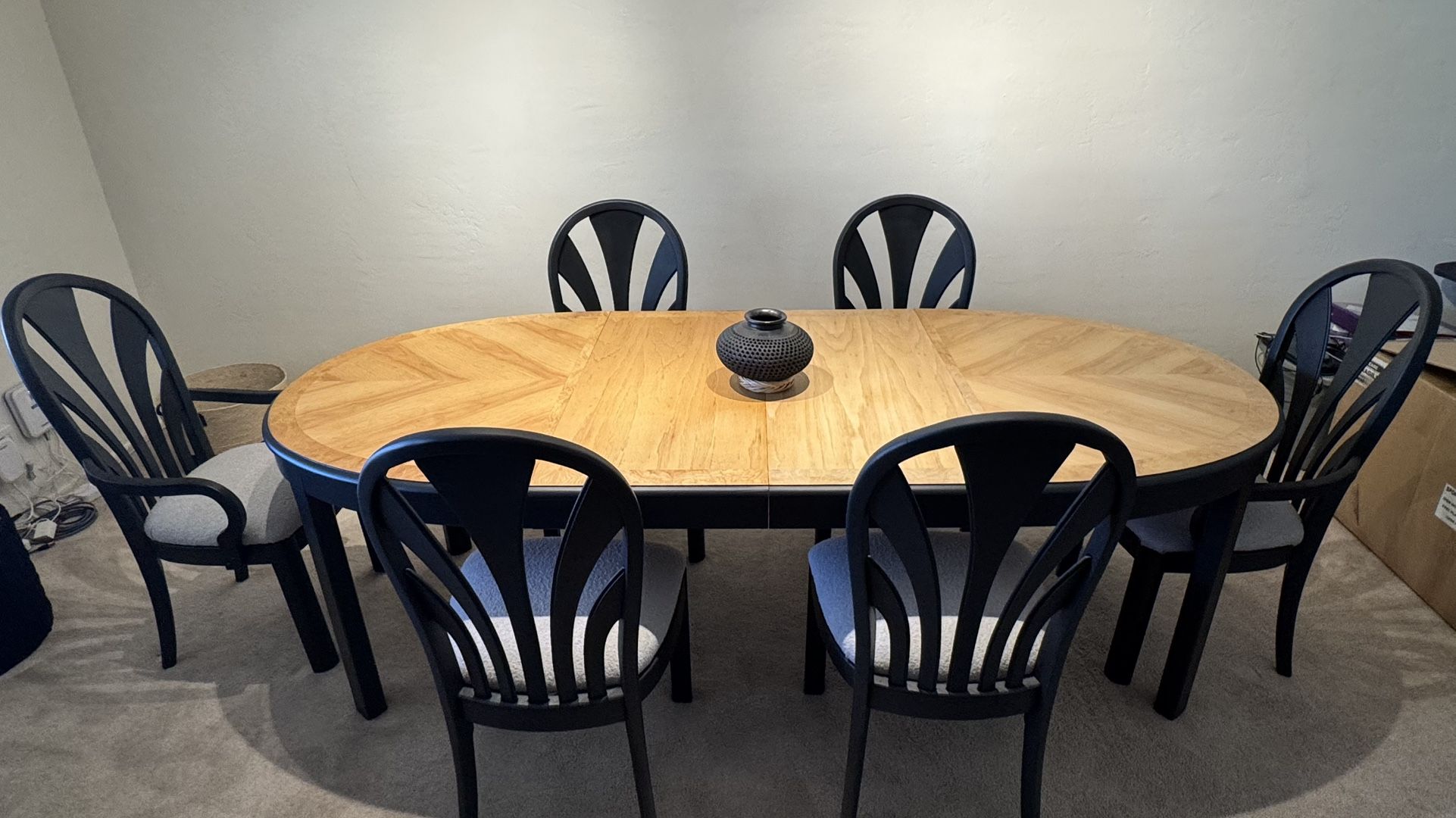 Thomasville vintage dining table with 6 matching chairs.