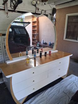 Dresser with mirror/Cajonera con Espejo