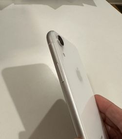 IPhone XR 128 GB White Unlocked for Sale in Evanston, IL - OfferUp
