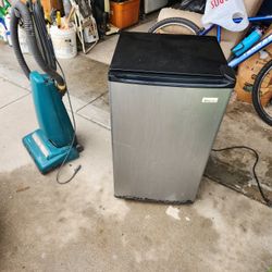 Magic  Chef  Mini Refrigerator 