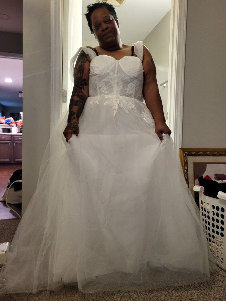 Beautiful Wedding Dress SEE DESCRIPTION 65.00 CASH FIRM