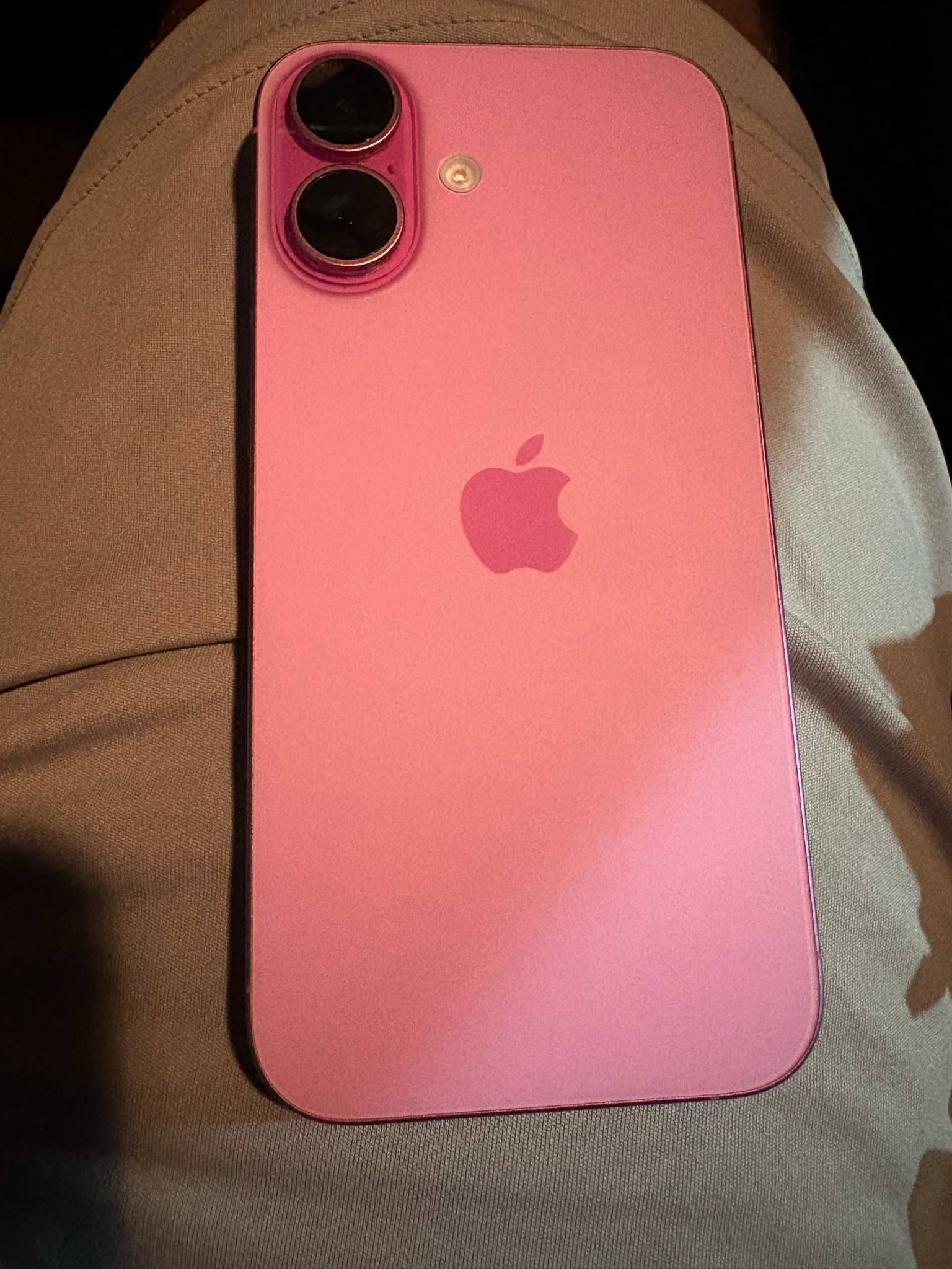 iPhone 16 (pink)