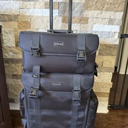 💄BYOOTIQUE 2-in-1 Soft-Sided Rolling Makeup Train Case