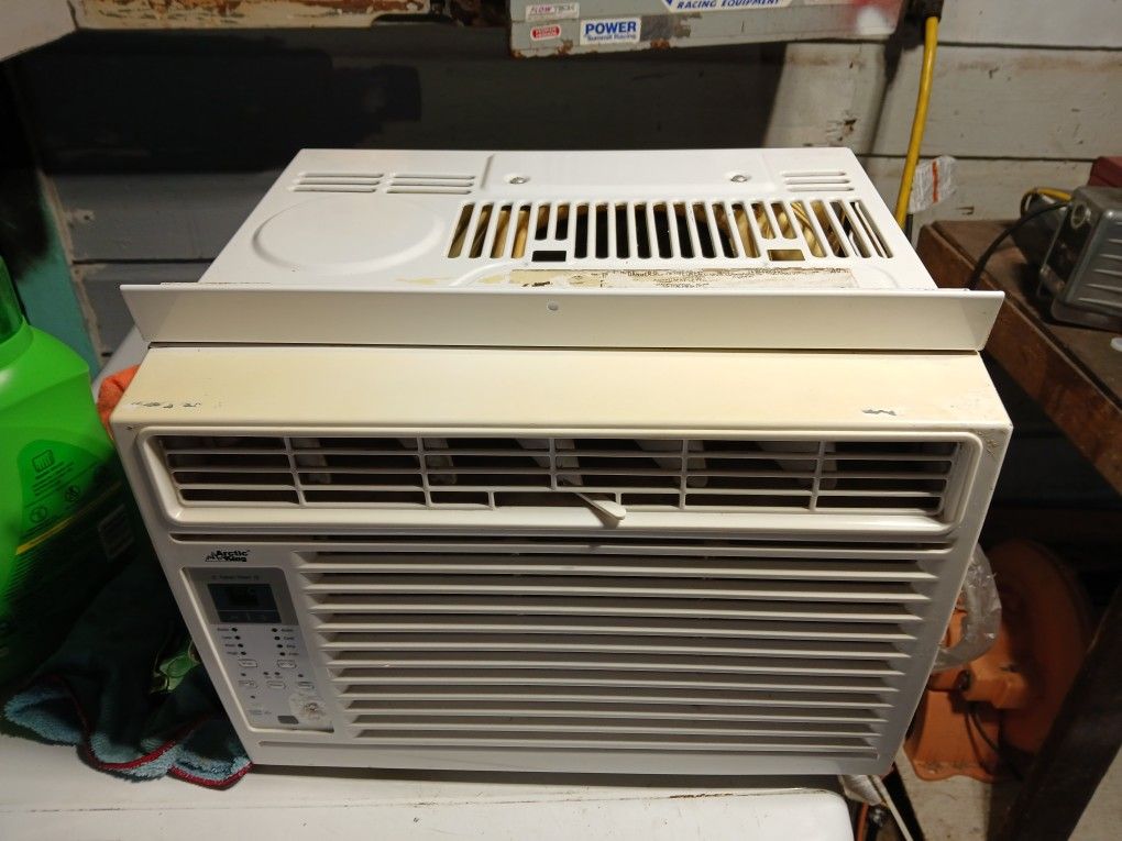 Nice Arctic King Ac Window Unit. 5000BTU. Blows Cold