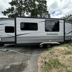 2019 Catalina 26ft Slide Out Queen Bed Excellent Condition