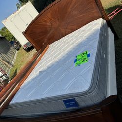 Una Cama De King Cabecera De Madera en excelente Condiciones $395