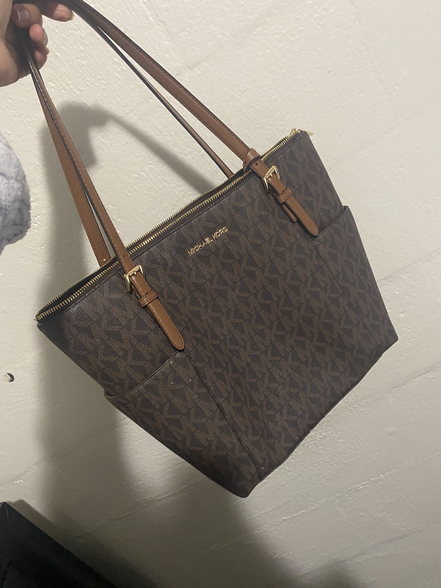 Brown Micheal Kors Purse . 