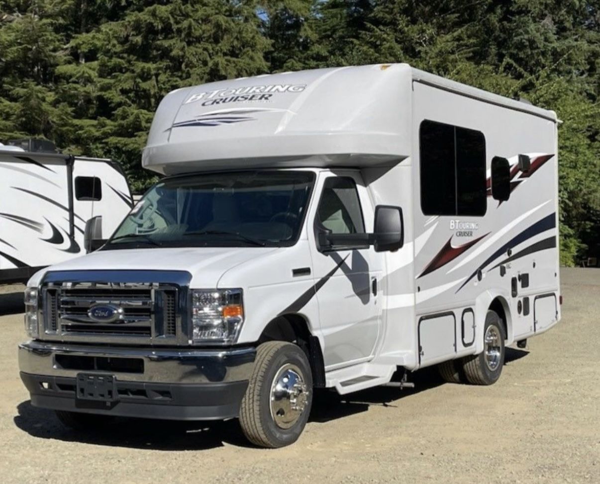 2024 Gulf Stream B Touring Cruiser 5210 RVs for sale by original owner Only 7,840 highway miles, Clean Title!
