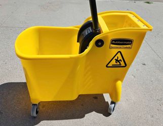 Rubbermaid bucket