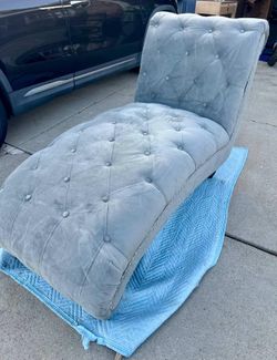 Grey Velveted Tufted Chaise Lounge 