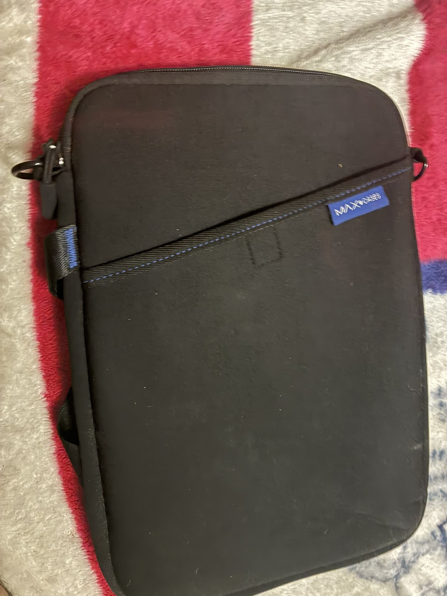 Computer Case With Flat And Round Charger