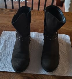 Pair of American Eagle Hunter Green Suede ankle boots