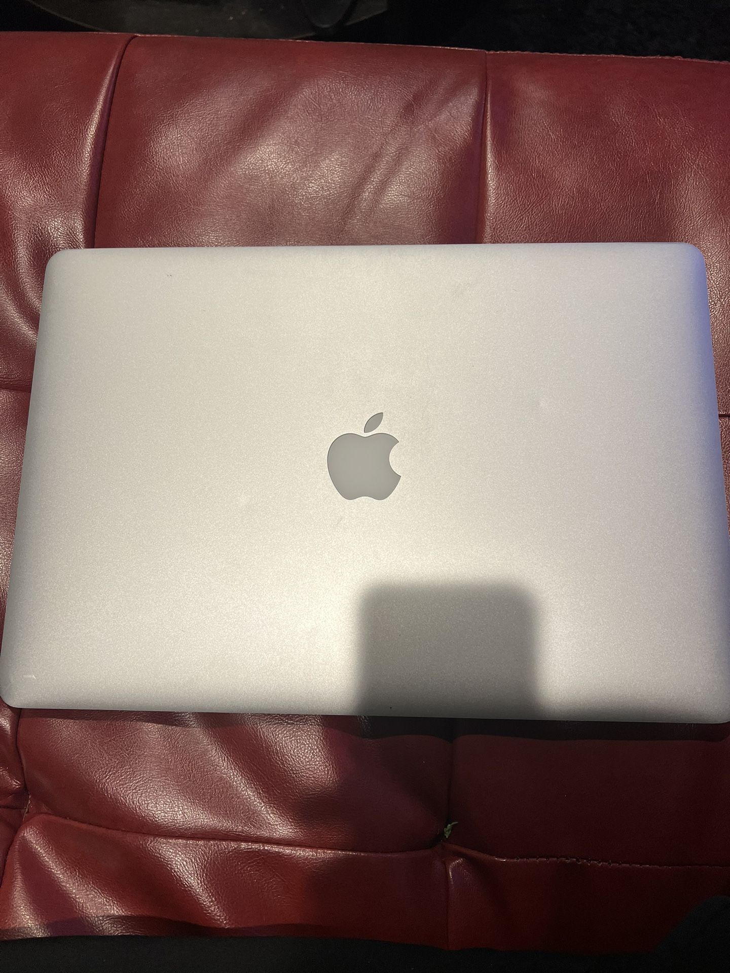 MacBook Pro 15.4-Inch (2880 × 1800)