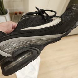 Nike Air Max Torch 3 Men’s Size 9.5 Black White Sneakers Shoes Used No Box