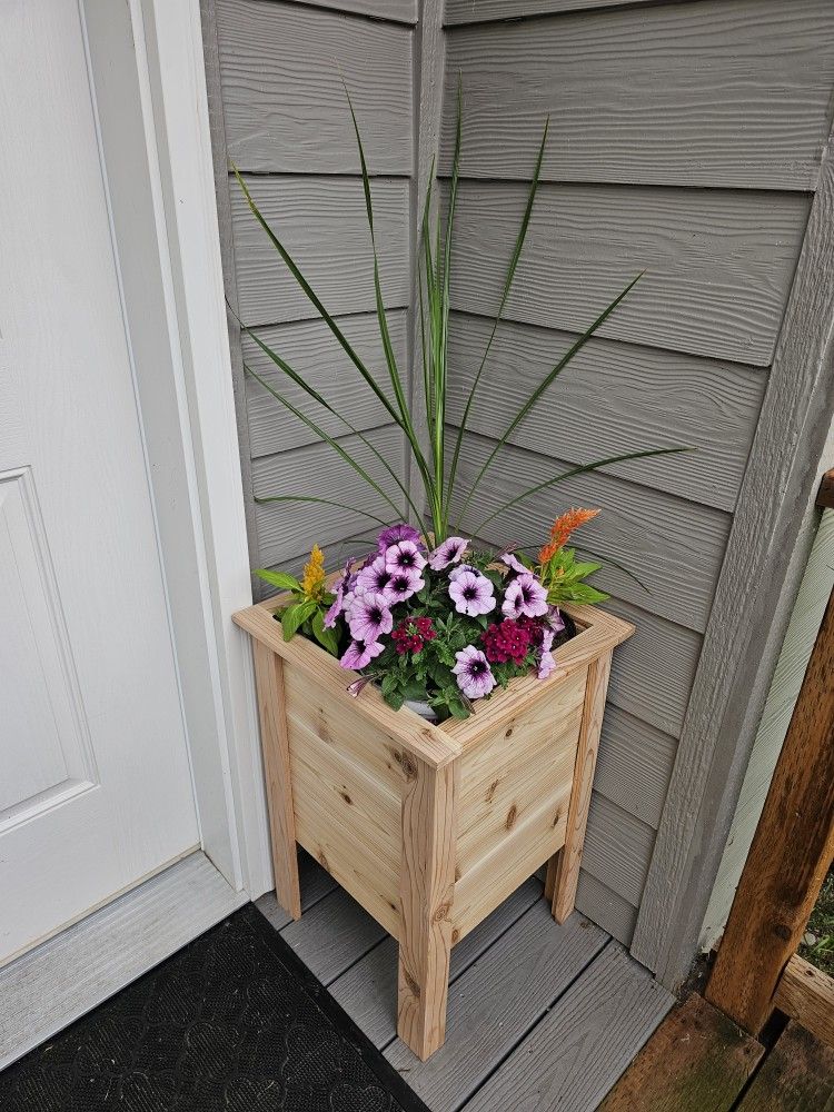 CEDAR PLANTER BOX