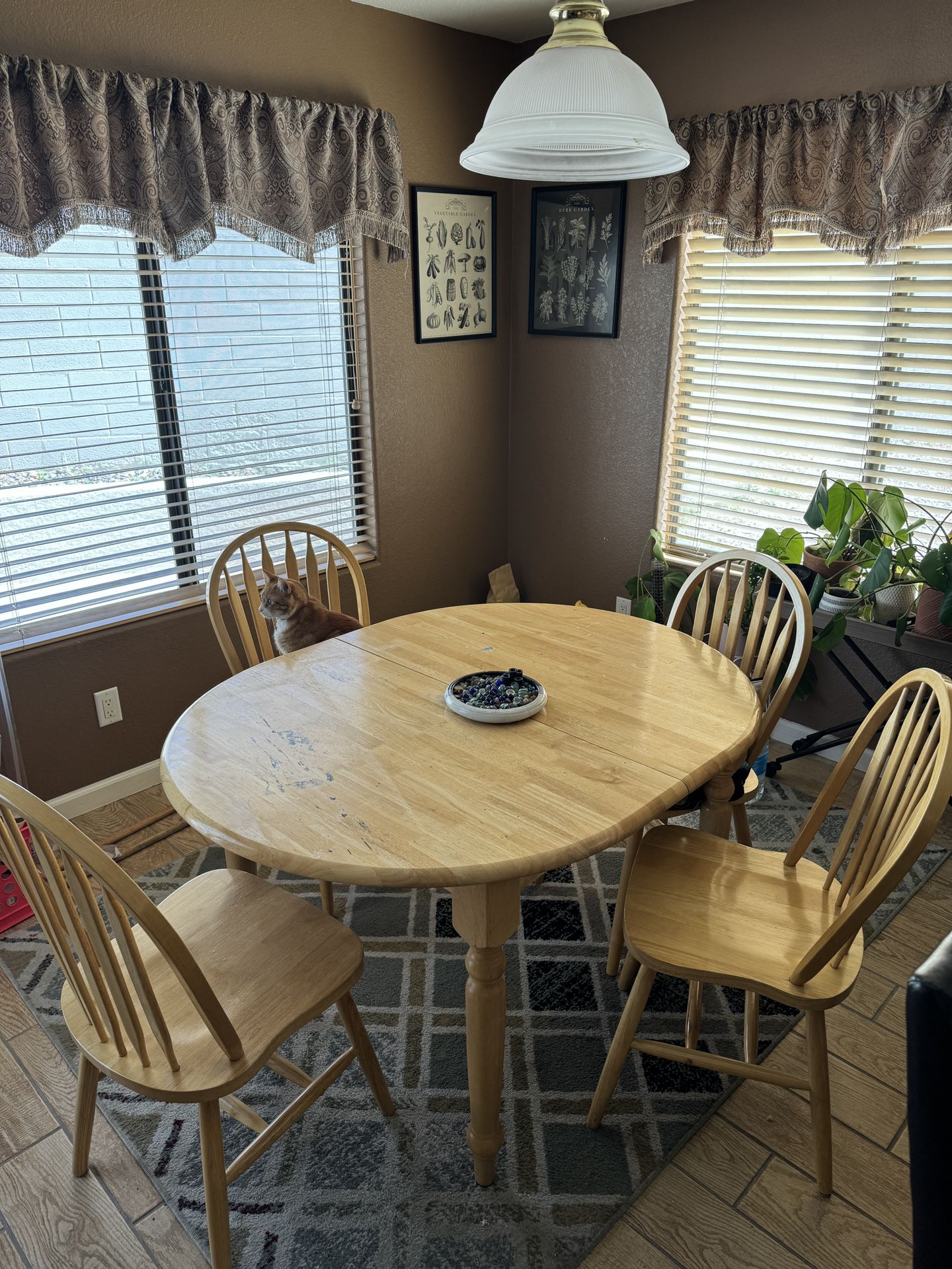 **MOVING SALE**6 Pc Breakfast/Dining Table w Leaf