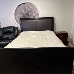 Queen Bed w/  2 Dressers 
