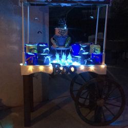 Wooden cart for sweets or cakes for decoration, just as seen in the photo, it is very pretty.