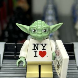 (Toy Fair 2013 Exclusive) Lego New York Yoda