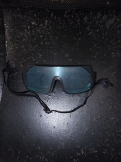 Auto darkening welding glasses