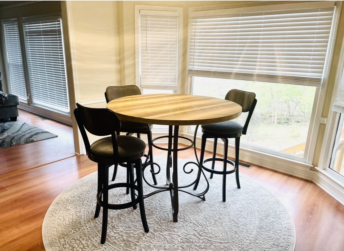 Used Breakfast Table With 3 Chairs