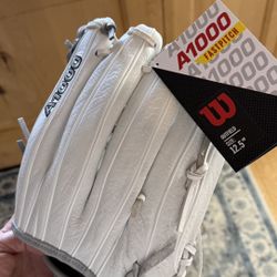 Brand New Wilson A1000 LEFTY Outfielder Glove 