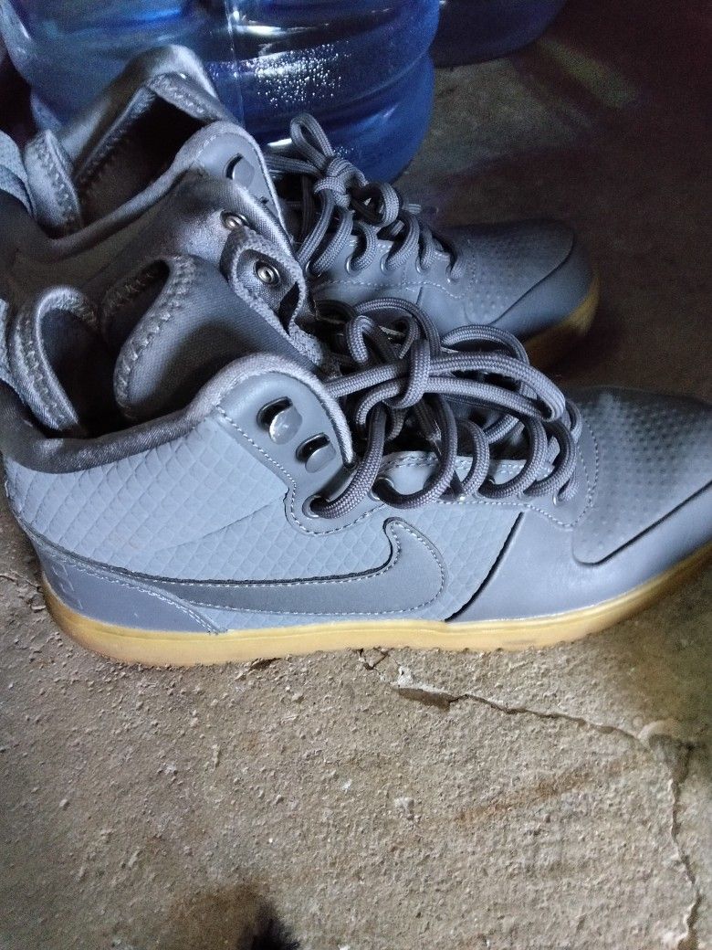 Nike Mens Size 9