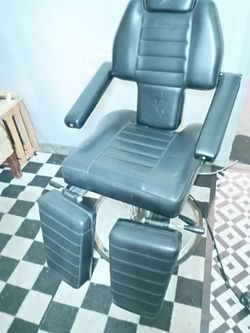 Tattoo chair it's a 1,400 chair for sale for $500 or best offer