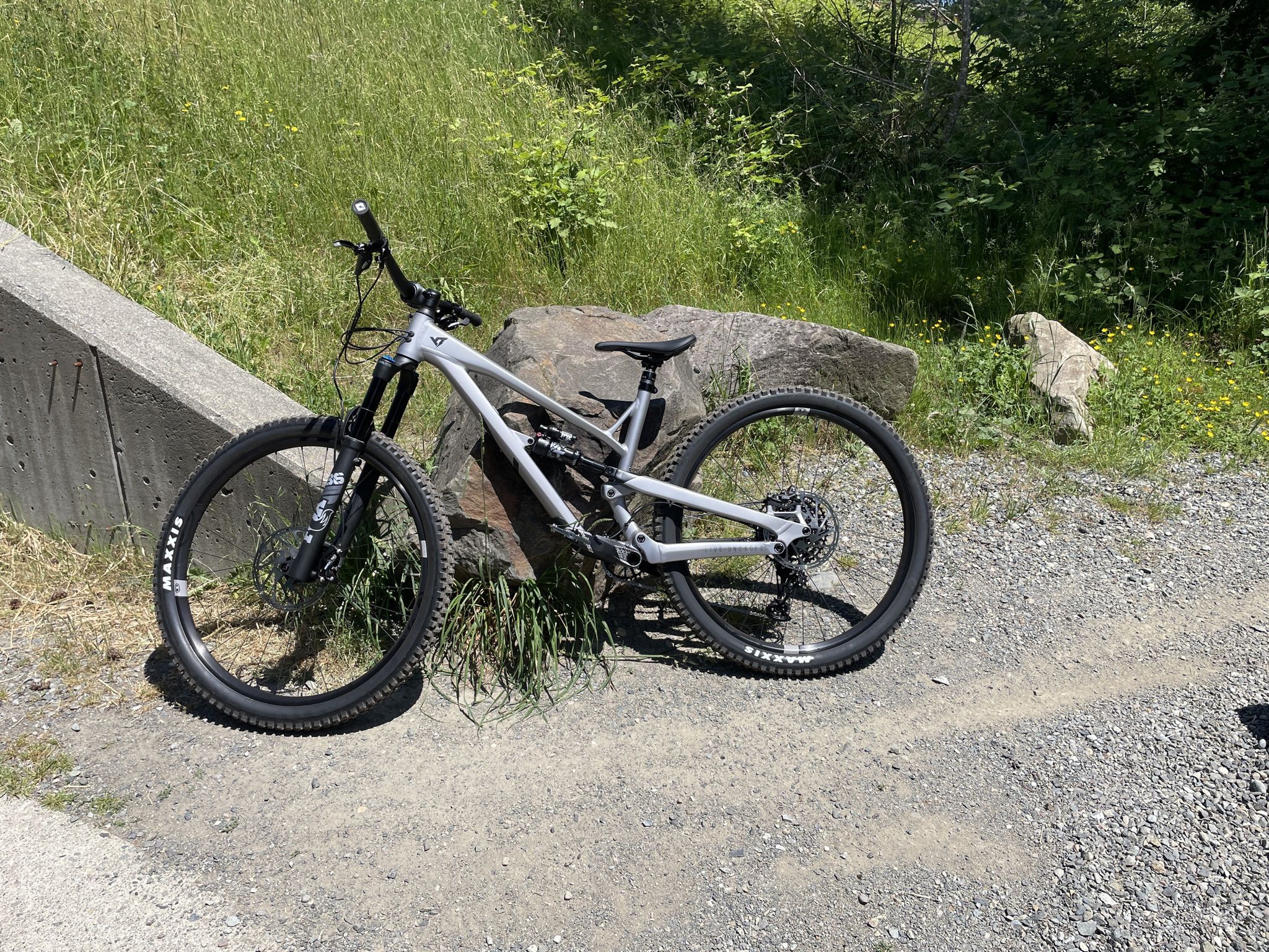 2022 YT Jeffsy Core 2 Mountain Bike