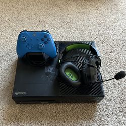 Xbox One With Accessories 