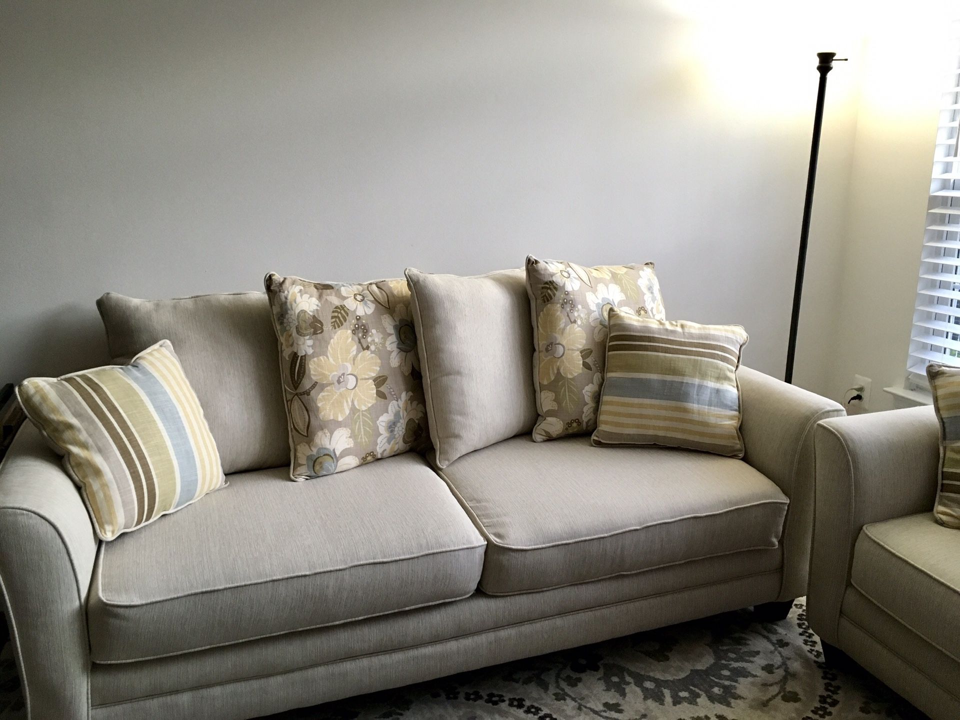 ❤️Clean and nearly perfect couch and loveseat for sale ❤️
