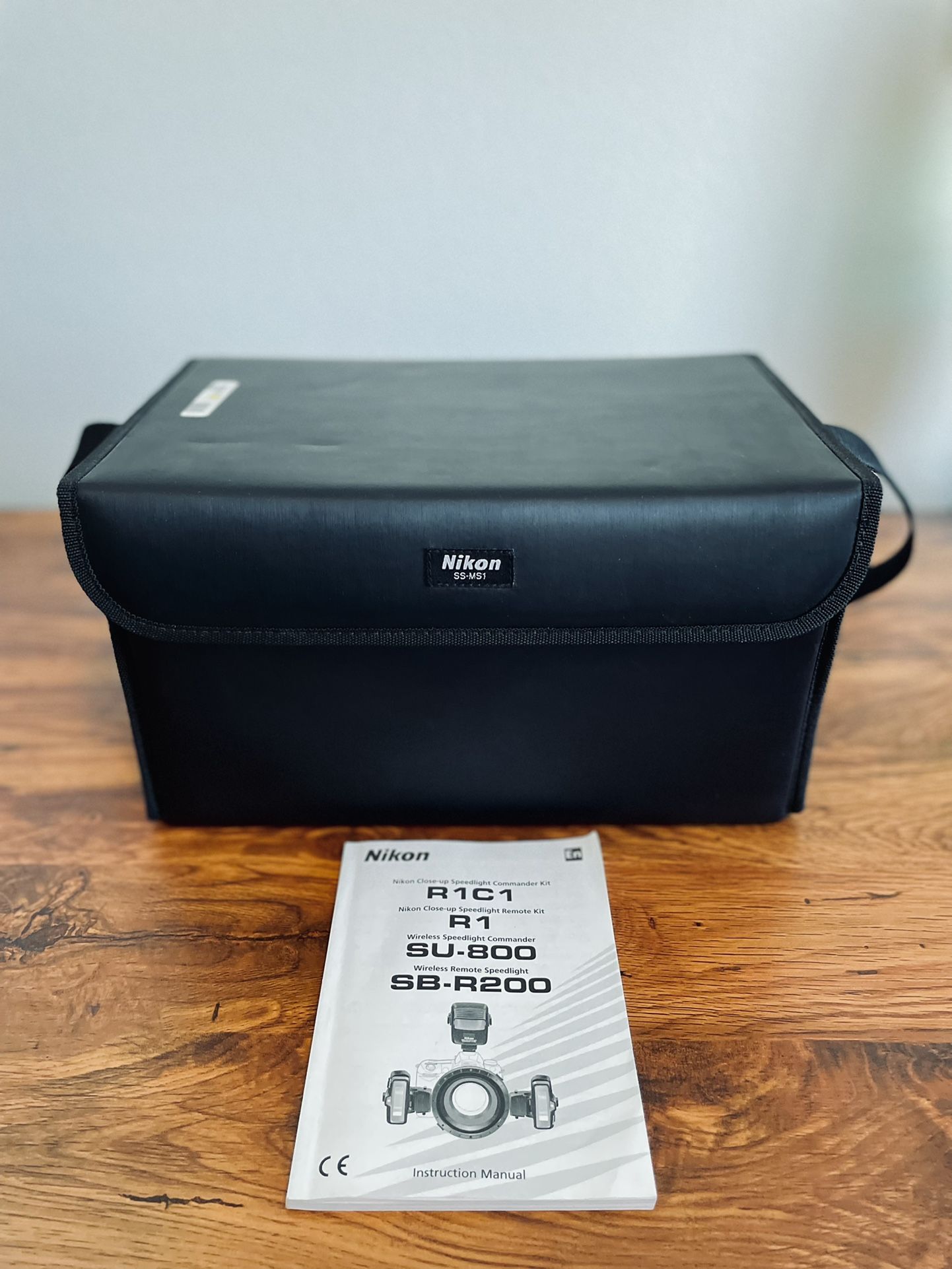 BRAND NEW IN BOX Nikon R1C1 Wireless Close-Up Speedlight Kit for Nikon Digital SLR Cameras