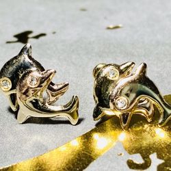 14k Oro Gold Dolphin 🐬 Earring