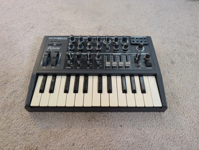Arturia MicroBrute 25 Key Synthesizer