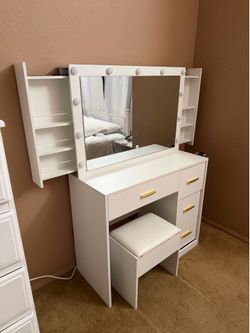 *** Vanity Desk w/Lights & Mirror***