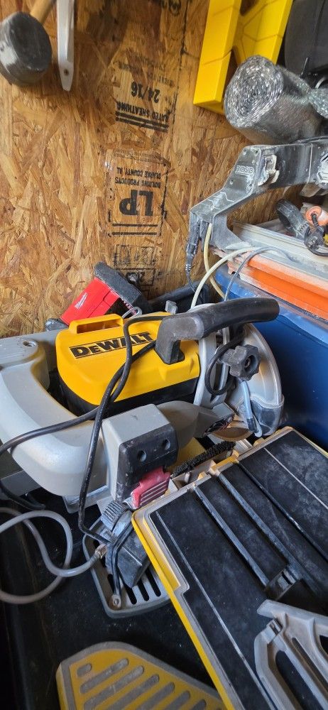 DEWALT Wet Tile Saw with Stand, 10-Inch, Corded (D24000S)