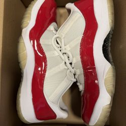 Jordan 11 Low (cherry)