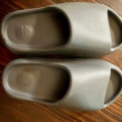 Yeezy Slides Size 6