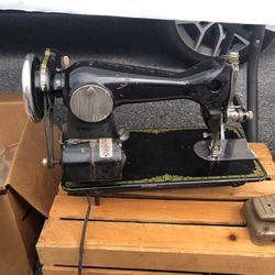 Plymouth Dutchess Sewing Machine 