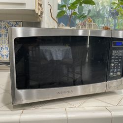 Insignia Microwave 1350 Watts 19 Inches Wide X 13 Inches Depth