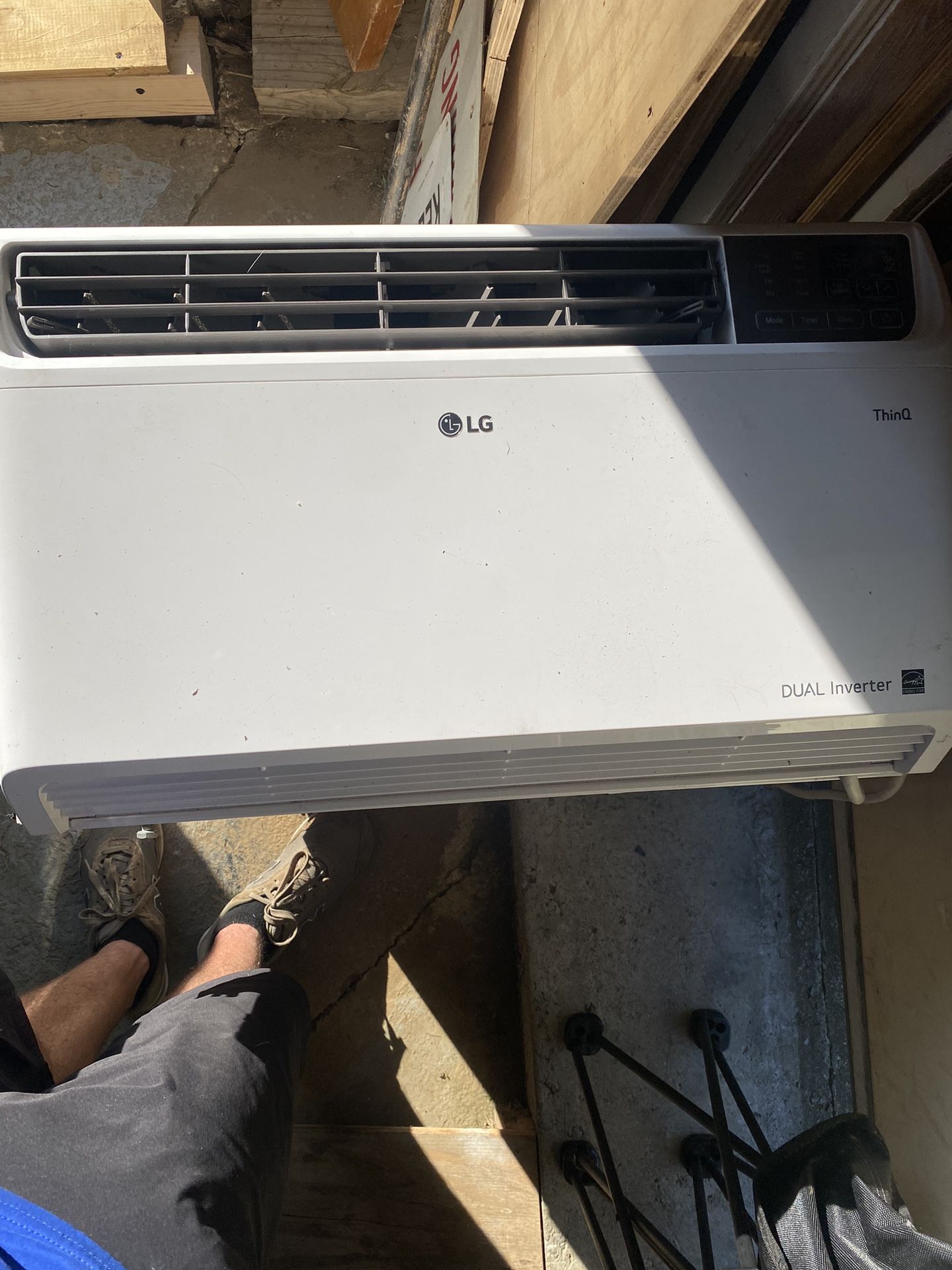 LG 14,000 BTU Dual Inverter Smart AC Unit