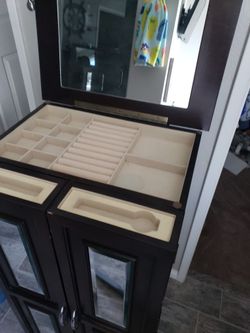 BEAUTIFUL JEWELRY BOX WITH EVERYTHING YOU NEEF