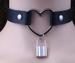 Adjustable Heart with Lock Leather Choker