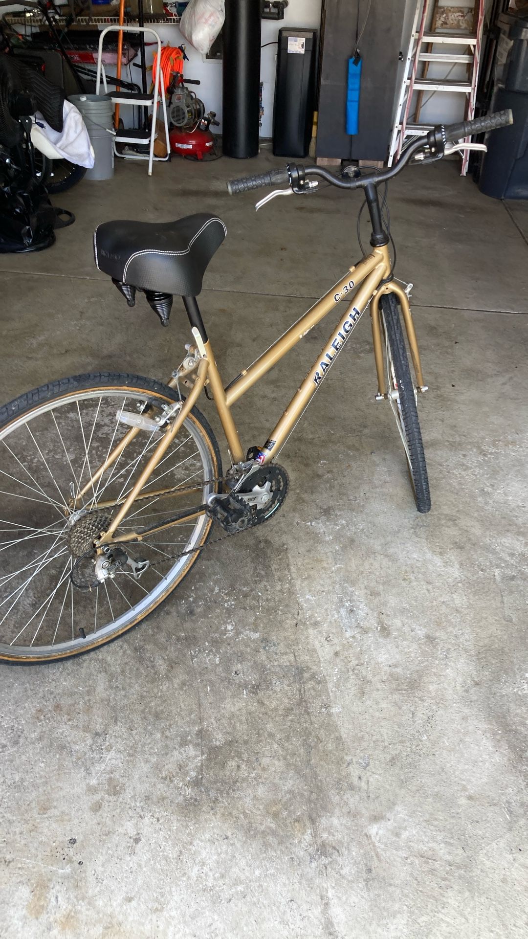 Raleigh women’s bike 16 inch frame good shape