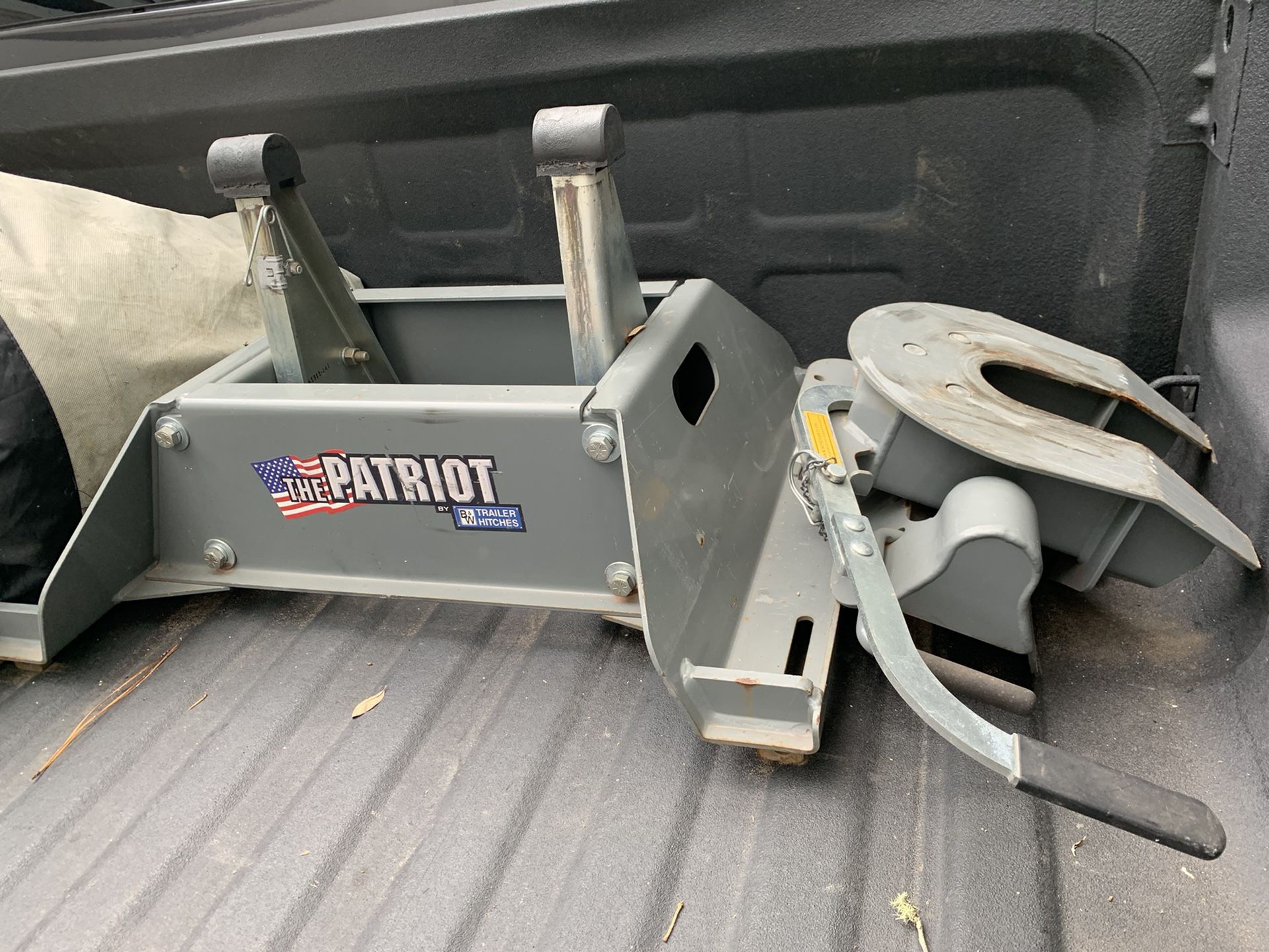 Photo 5th Wheel Patriot Hitch and Base