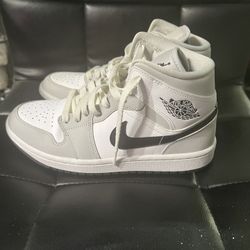 Jordan 1 Mid Smoke Grey Size 7 For Sale