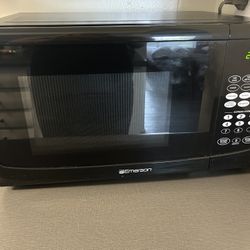Emerson 900 Watt Microwave 