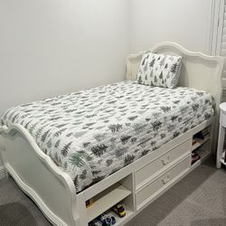 Full Size Bed 